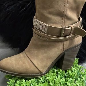 Union bay boots size 8.5